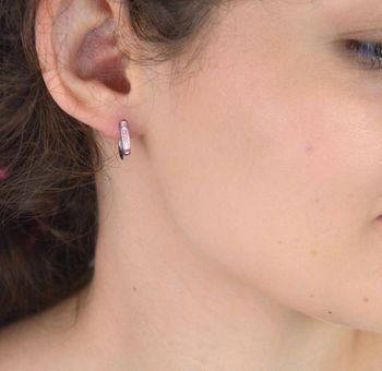 Eleganckie kolczyki srebrne 925 rodowane z różowymi cyrkoniami. Długość 11 mm, zapięcie angielskie, waga ok. 2g. Stylowy dodatek dla każdej kobiety (3).JPG