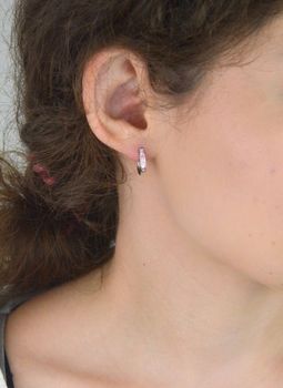 Eleganckie kolczyki srebrne 925 rodowane z różowymi cyrkoniami. Długość 11 mm, zapięcie angielskie, waga ok. 2g. Stylowy dodatek dla każdej kobiety (5).JPG