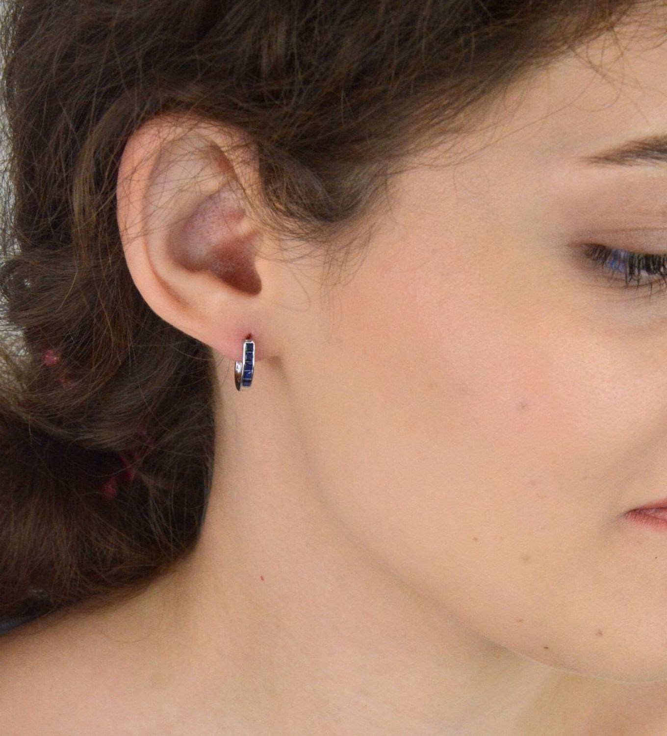 Eleganckie kolczyki damskie ze srebra 925 DIA-KLC-13215-925 z granatowymi cyrkoniami. Zapięcie angielskie, długość 1,2 cm. Idealne na prezent lub do codziennego noszenia.1.jpg