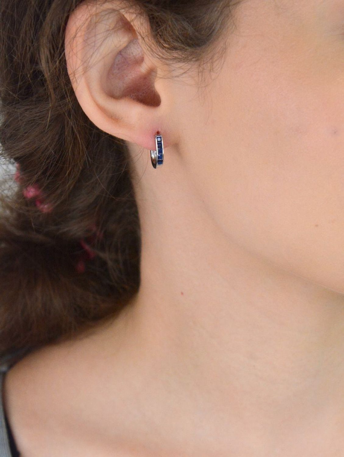 Eleganckie kolczyki damskie ze srebra 925 DIA-KLC-13215-925 z granatowymi cyrkoniami. Zapięcie angielskie, długość 1,2 cm. Idealne na prezent lub do codziennego noszenia.1.jpg