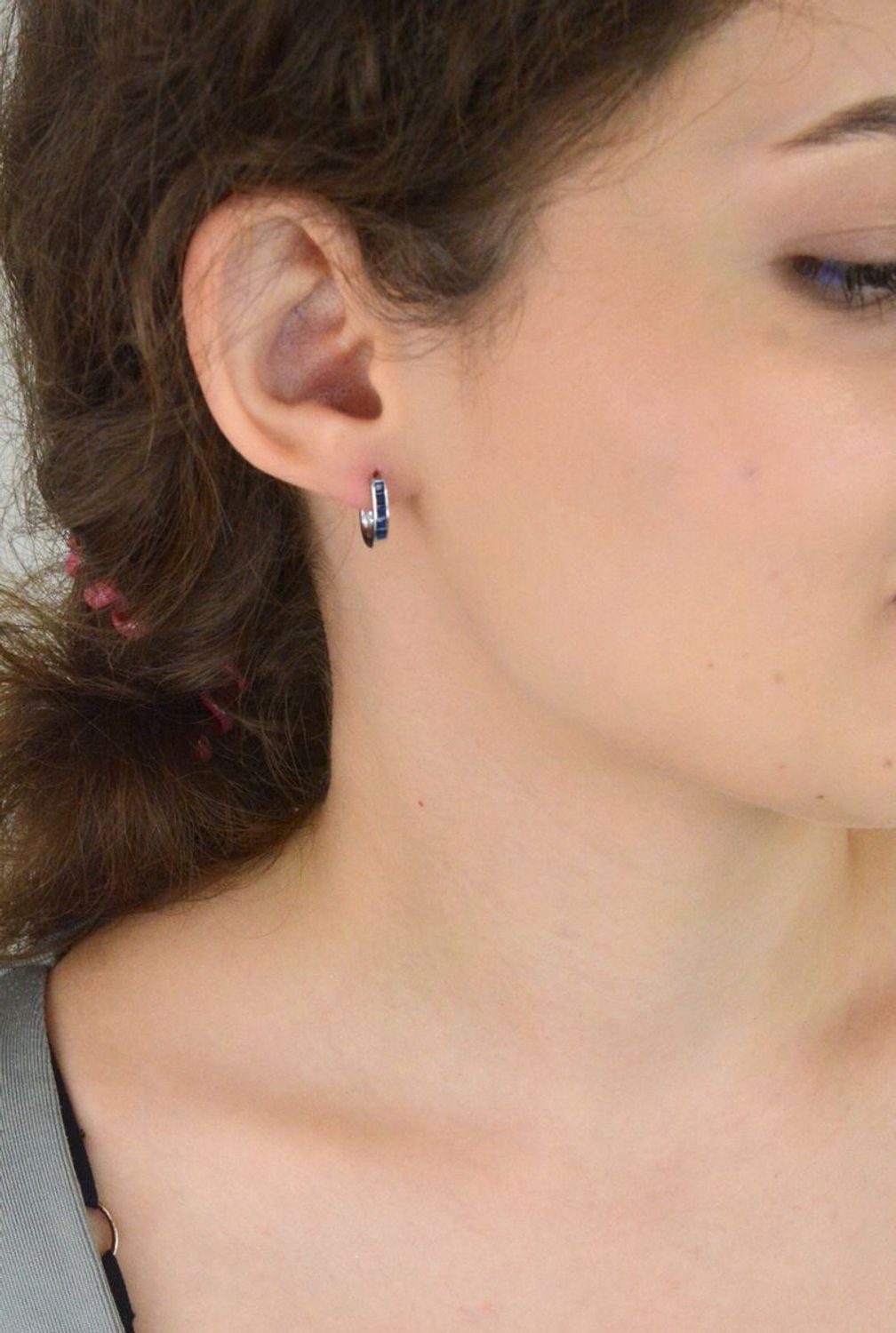 Eleganckie kolczyki damskie ze srebra 925 DIA-KLC-13215-925 z granatowymi cyrkoniami. Zapięcie angielskie, długość 1,2 cm. Idealne na prezent lub do codziennego noszenia.1.jpg