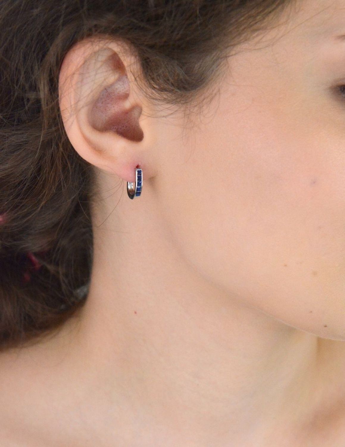 Eleganckie kolczyki damskie ze srebra 925 DIA-KLC-13215-925 z granatowymi cyrkoniami. Zapięcie angielskie, długość 1,2 cm. Idealne na prezent lub do codziennego noszenia.1.jpg