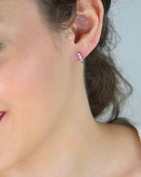 Delikatne kolczyki dziecięce srebrne próby 925 zdobione białymi i ciemnoróżowymi cyrkoniami. Długość 1,0 cm, szerokość 2 mm, zapięcie angielskie, waga 1,20 g. Model DIA-KLC-13216-925 (1).JPG