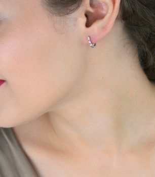 Delikatne kolczyki dziecięce srebrne próby 925 zdobione białymi i ciemnoróżowymi cyrkoniami. Długość 1,0 cm, szerokość 2 mm, zapięcie angielskie, waga 1,20 g. Model DIA-KLC-13216-925 (2).JPG