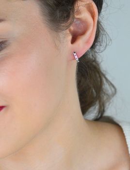 Delikatne kolczyki dziecięce srebrne próby 925 zdobione białymi i ciemnoróżowymi cyrkoniami. Długość 1,0 cm, szerokość 2 mm, zapięcie angielskie, waga 1,20 g. Model DIA-KLC-13216-925 (3).JPG