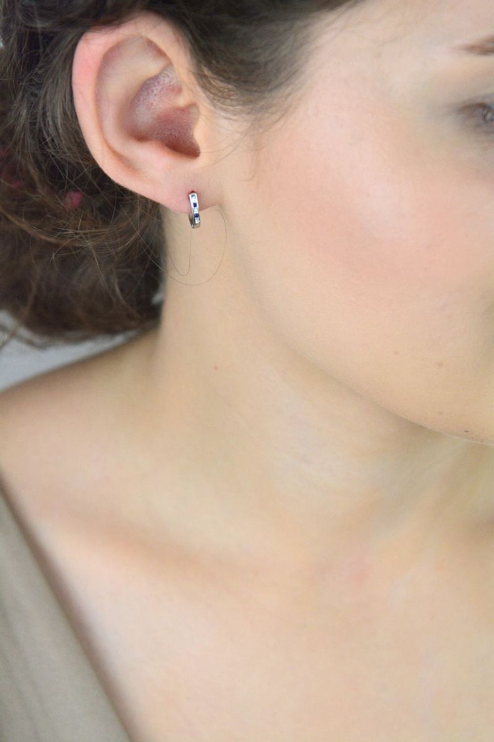 Delikatne kolczyki dziecięce srebrne DIA-KLC-13217-925 z granatową i białą cyrkonią. Długość 1,0 cm, szerokość 2 mm, próba 925, zapięcie bigiel angielski. 1.jpg