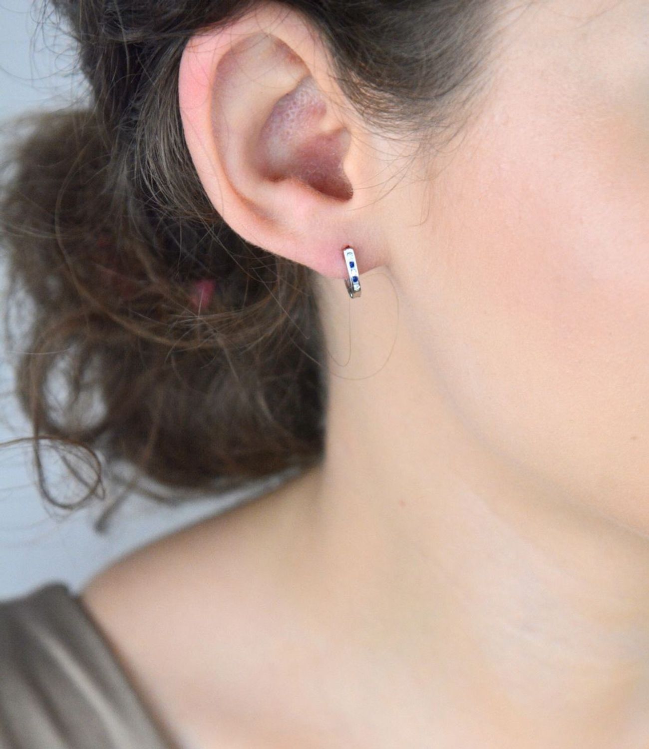 Delikatne kolczyki dziecięce srebrne DIA-KLC-13217-925 z granatową i białą cyrkonią. Długość 1,0 cm, szerokość 2 mm, próba 925, zapięcie bigiel angielski. 1.jpg