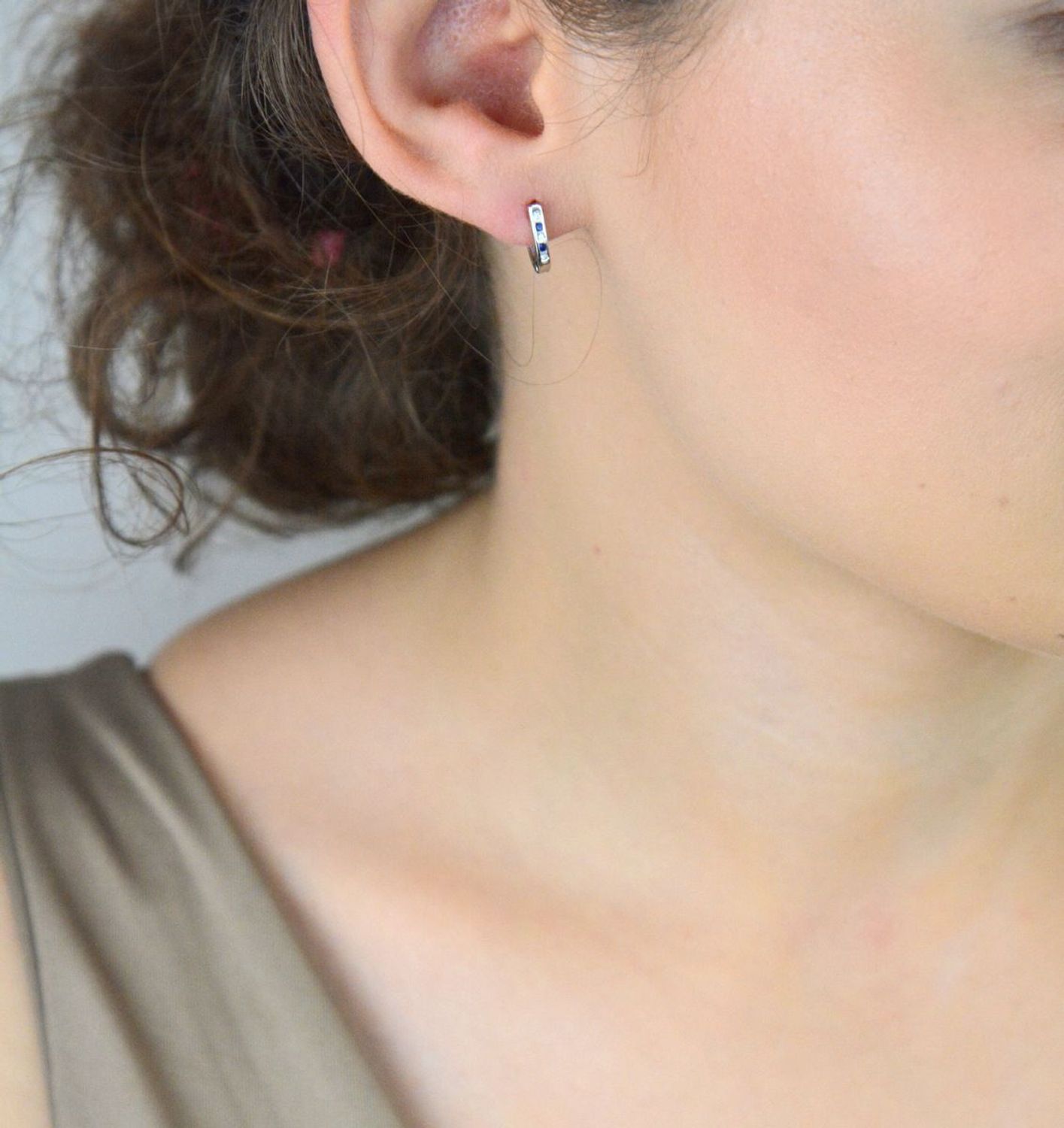 Delikatne kolczyki dziecięce srebrne DIA-KLC-13217-925 z granatową i białą cyrkonią. Długość 1,0 cm, szerokość 2 mm, próba 925, zapięcie bigiel angielski. 1.jpg