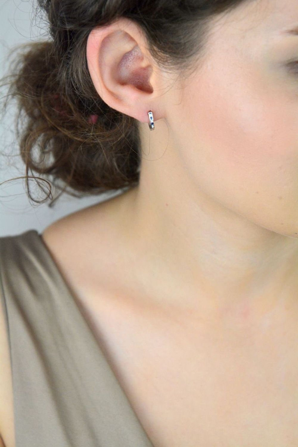 Delikatne kolczyki dziecięce srebrne DIA-KLC-13217-925 z granatową i białą cyrkonią. Długość 1,0 cm, szerokość 2 mm, próba 925, zapięcie bigiel angielski. 1.jpg