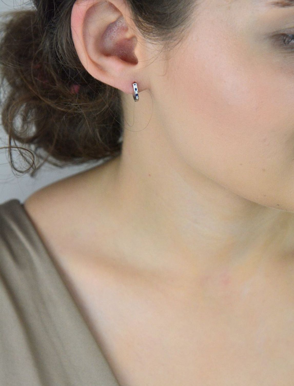 Delikatne kolczyki dziecięce srebrne DIA-KLC-13217-925 z granatową i białą cyrkonią. Długość 1,0 cm, szerokość 2 mm, próba 925, zapięcie bigiel angielski. 1.jpg