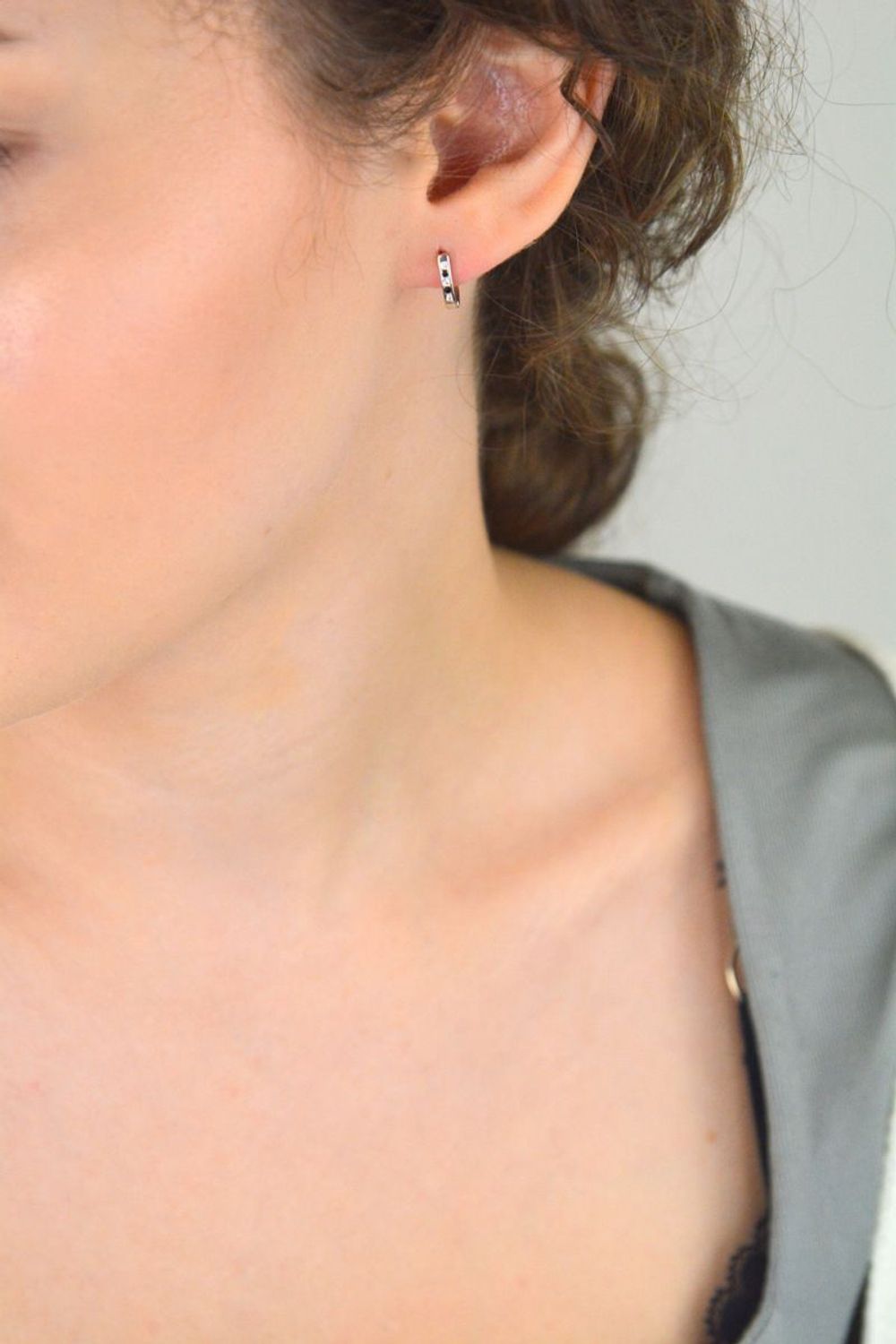 Kolczyki dziecięce DIA-KLC-13218-925 – srebro próby 925, czarna i biała cyrkonia, długość 1,0 cm, szerokość 2 mm, waga 1,20 g. Bezpieczne zapięcie typu bigiel angielski. 1.jpg