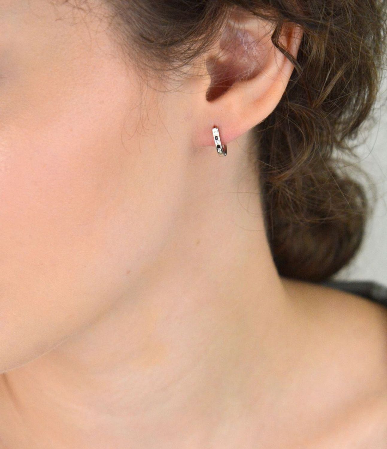 Kolczyki dziecięce DIA-KLC-13218-925 – srebro próby 925, czarna i biała cyrkonia, długość 1,0 cm, szerokość 2 mm, waga 1,20 g. Bezpieczne zapięcie typu bigiel angielski. 1.jpg