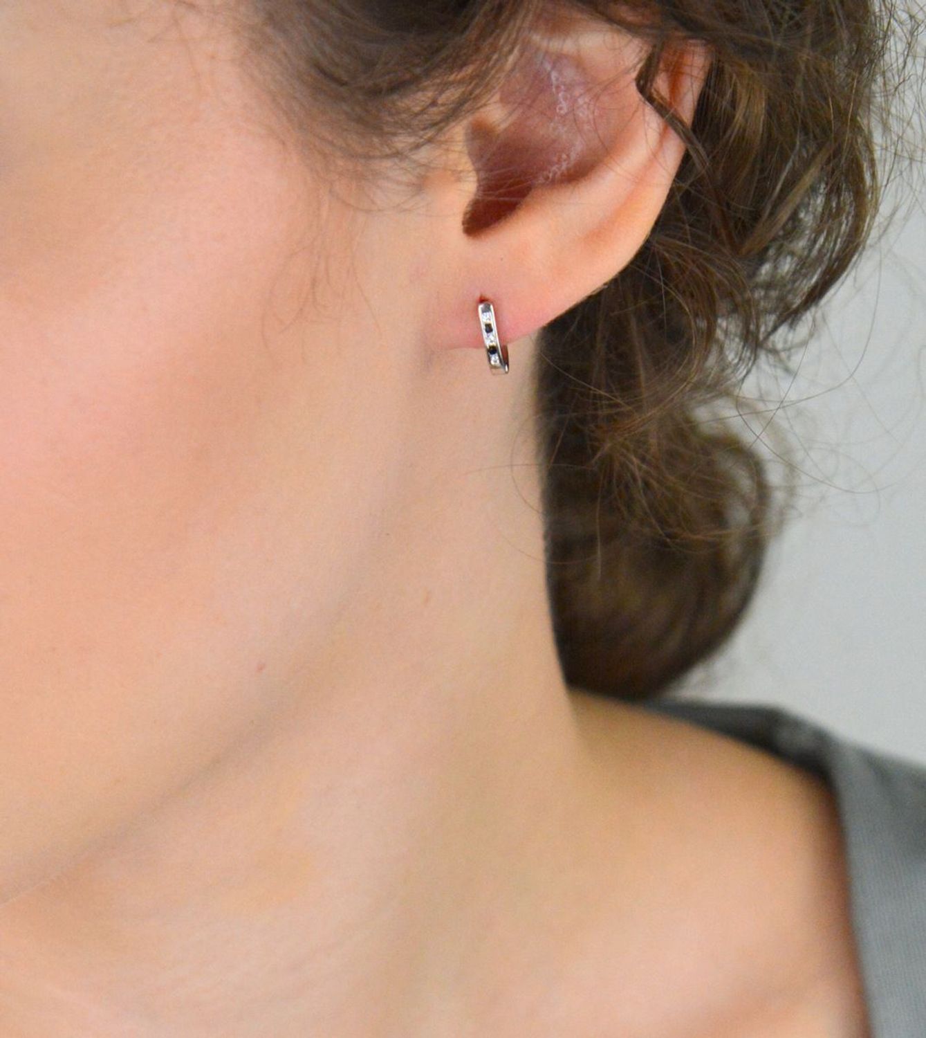 Kolczyki dziecięce DIA-KLC-13218-925 – srebro próby 925, czarna i biała cyrkonia, długość 1,0 cm, szerokość 2 mm, waga 1,20 g. Bezpieczne zapięcie typu bigiel angielski. 1.jpg