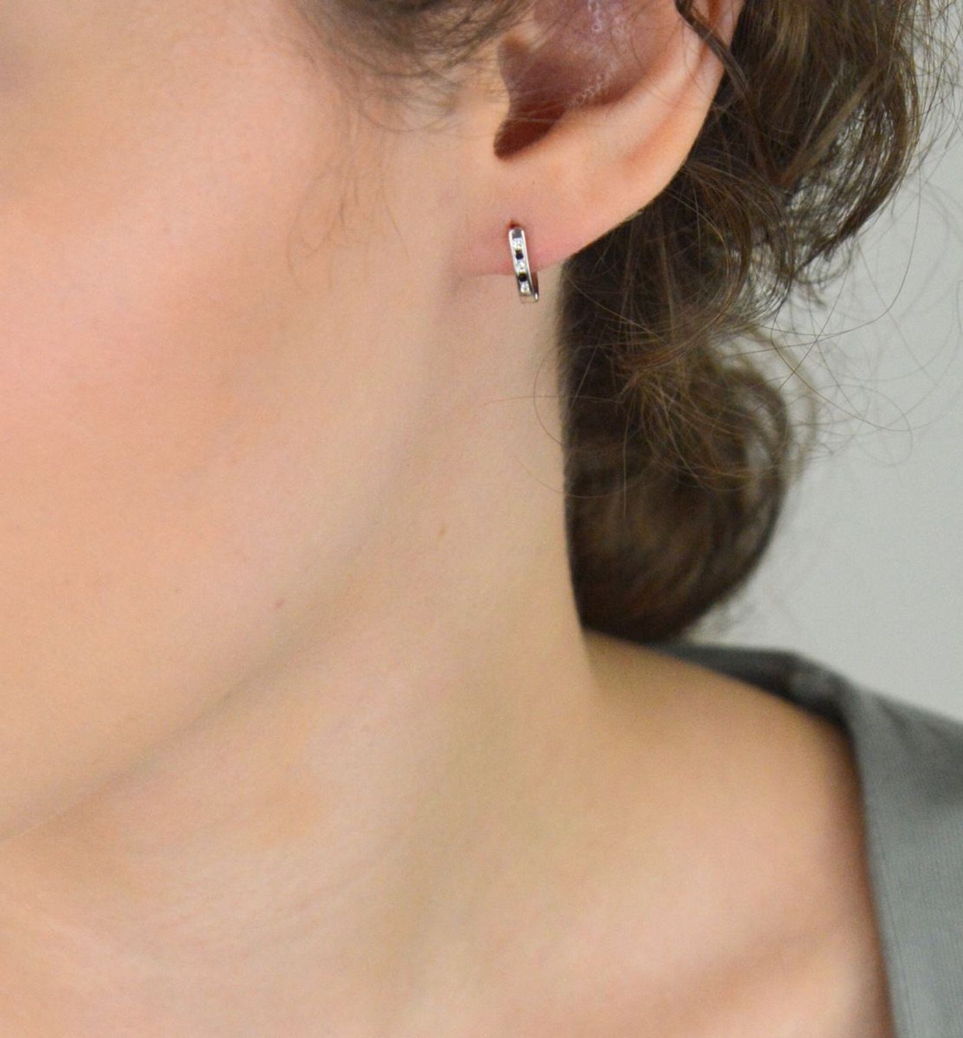 Kolczyki dziecięce DIA-KLC-13218-925 – srebro próby 925, czarna i biała cyrkonia, długość 1,0 cm, szerokość 2 mm, waga 1,20 g. Bezpieczne zapięcie typu bigiel angielski. 1.jpg