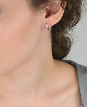 Kolczyki dziecięce DIA-KLC-13218-925 – srebro próby 925, czarna i biała cyrkonia, długość 1,0 cm, szerokość 2 mm, waga 1,20 g. Bezpieczne zapięcie typu bigiel angielski. Elegancka biżuteria dla najmłodszych (3).JPG