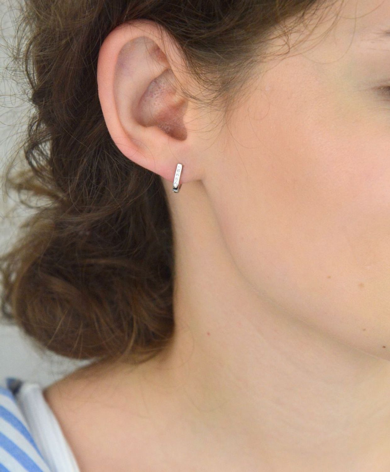 Delikatne kolczyki dziecięce ze srebra próby 925, zdobione białymi i różowymi cyrkoniami. Długość 1,0 cm, szerokość 2 mm, waga 1,20 g. Model DIA-KLC-13219-925 – idealne dla dziewczynki.1.jpg