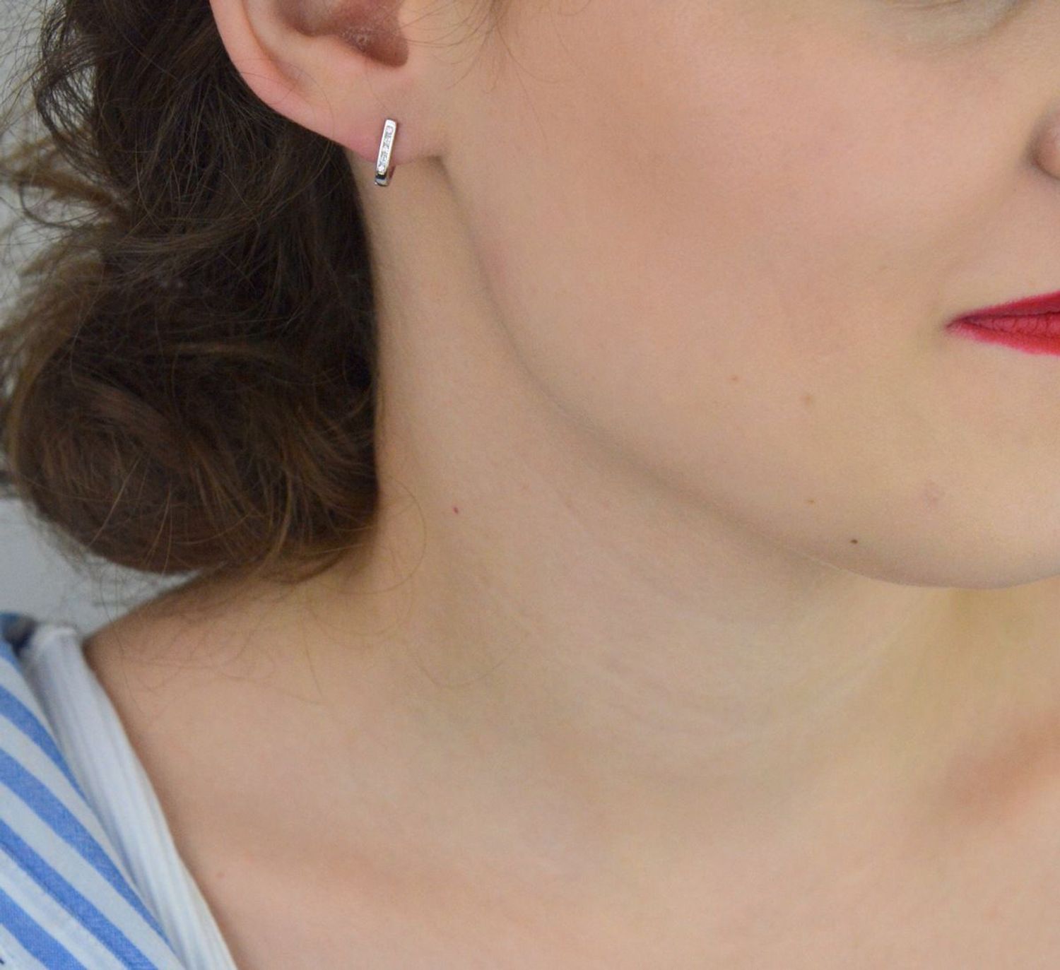 Delikatne kolczyki dziecięce ze srebra próby 925, zdobione białymi i różowymi cyrkoniami. Długość 1,0 cm, szerokość 2 mm, waga 1,20 g. Model DIA-KLC-13219-925 – idealne dla dziewczynki.1.jpg