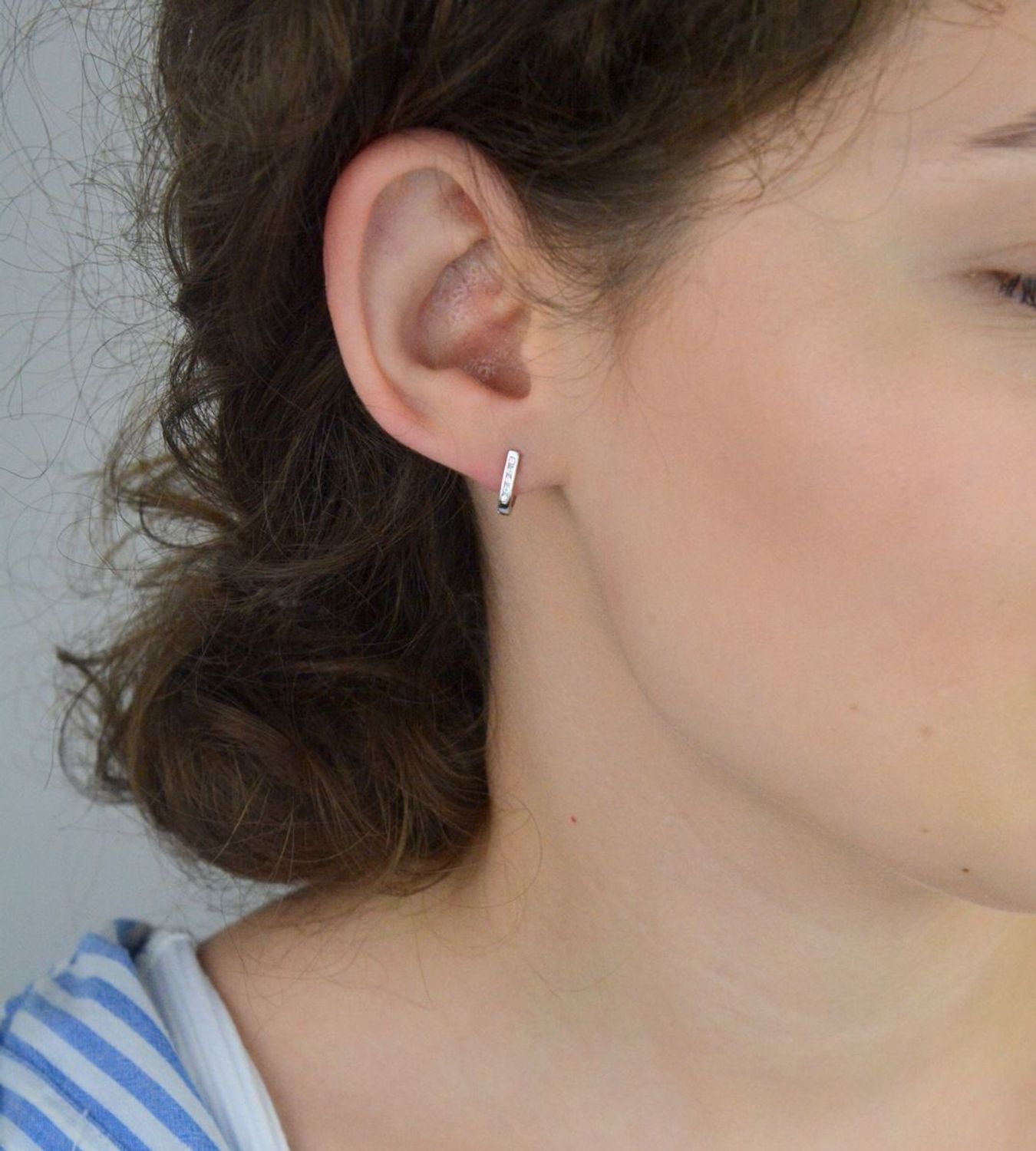 Delikatne kolczyki dziecięce ze srebra próby 925, zdobione białymi i różowymi cyrkoniami. Długość 1,0 cm, szerokość 2 mm, waga 1,20 g. Model DIA-KLC-13219-925 – idealne dla dziewczynki.1.jpg