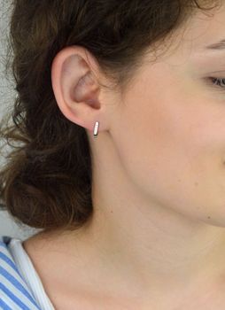 Delikatne kolczyki dziecięce ze srebra próby 925, zdobione białymi i różowymi cyrkoniami. Długość 1,0 cm, szerokość 2 mm, waga 1,20 g. Model DIA-KLC-13219-925 – idealne dla dziewczynki (1).JPG