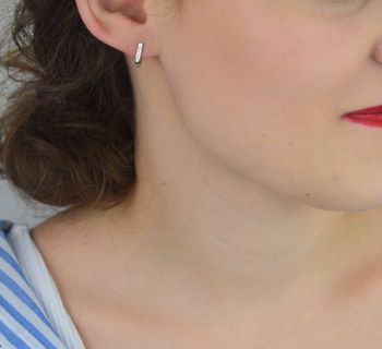 Delikatne kolczyki dziecięce ze srebra próby 925, zdobione białymi i różowymi cyrkoniami. Długość 1,0 cm, szerokość 2 mm, waga 1,20 g. Model DIA-KLC-13219-925 – idealne dla dziewczynki (3).JPG