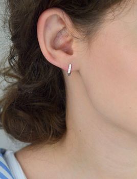 Delikatne kolczyki dziecięce ze srebra próby 925, zdobione białymi i różowymi cyrkoniami. Długość 1,0 cm, szerokość 2 mm, waga 1,20 g. Model DIA-KLC-13219-925 – idealne dla dziewczynki (5).JPG