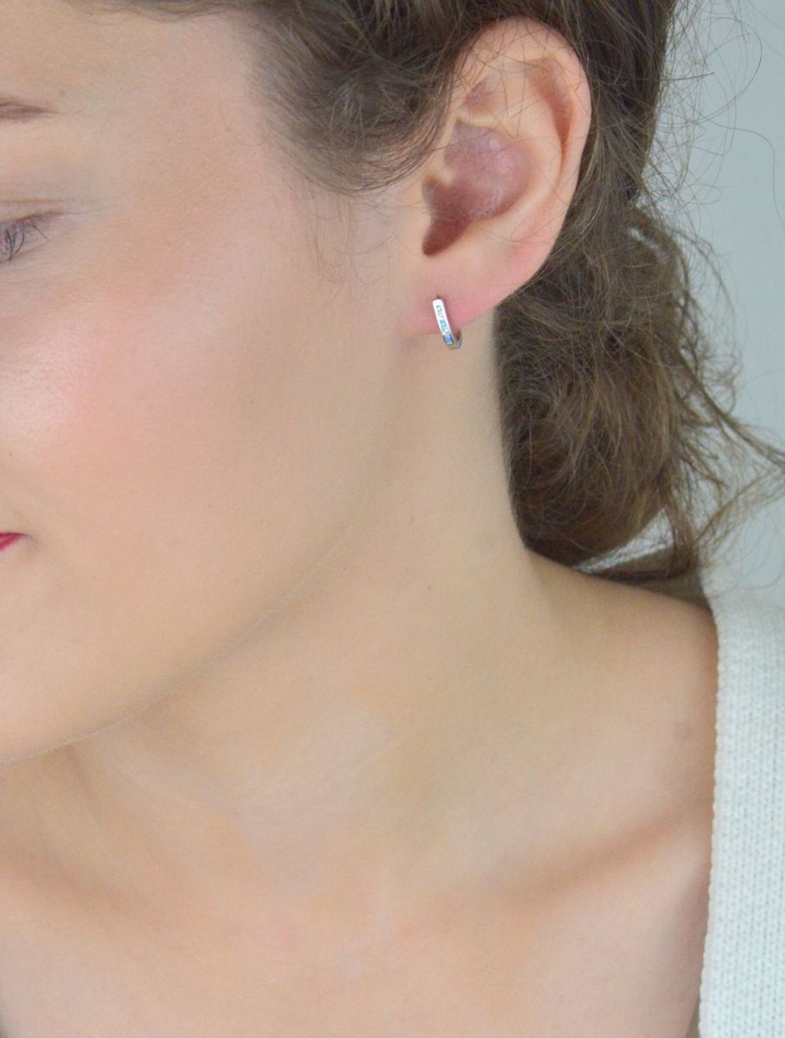 Kolczyki dziecięce srebrne DIA-KLC-13220-925 z białymi i niebieskimi cyrkoniami. Długość 1,0 cm, szerokość 2 mm, waga 1,20 g. Próba 925, zapięcie bigiel angielski. Delikatna i bezpieczna biżut.jpg