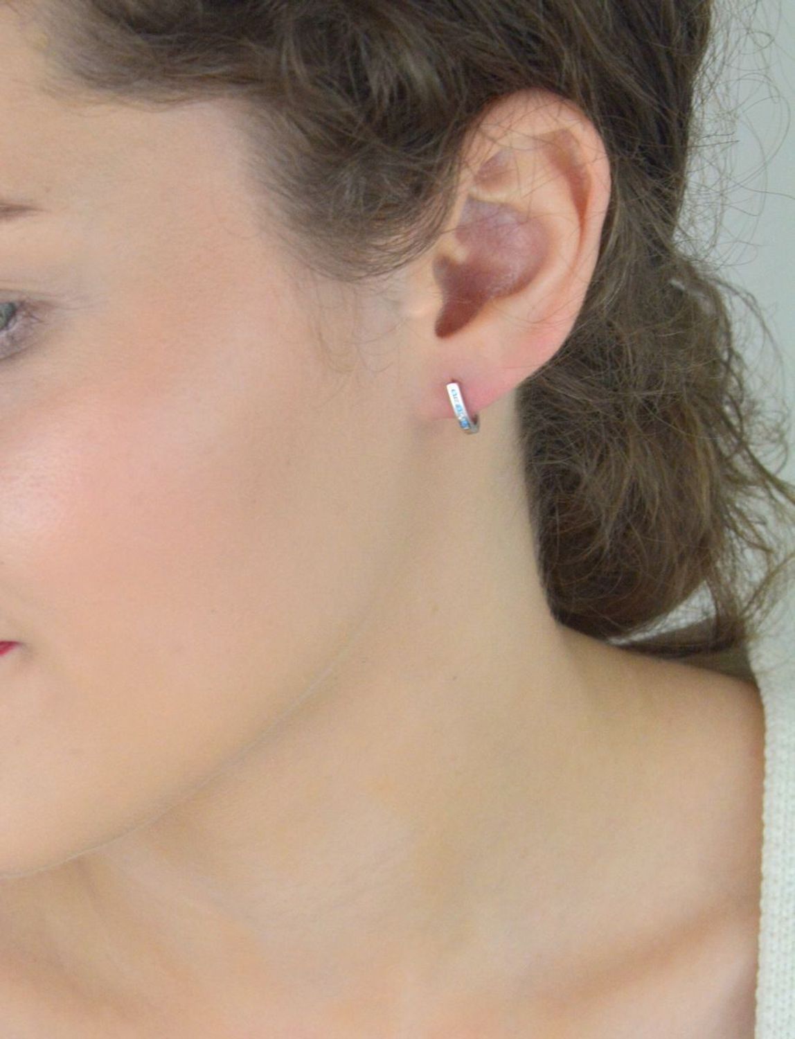 Kolczyki dziecięce srebrne DIA-KLC-13220-925 z białymi i niebieskimi cyrkoniami. Długość 1,0 cm, szerokość 2 mm, waga 1,20 g. Próba 925, zapięcie bigiel angielski. Delikatna i bezpieczna biżut.jpg