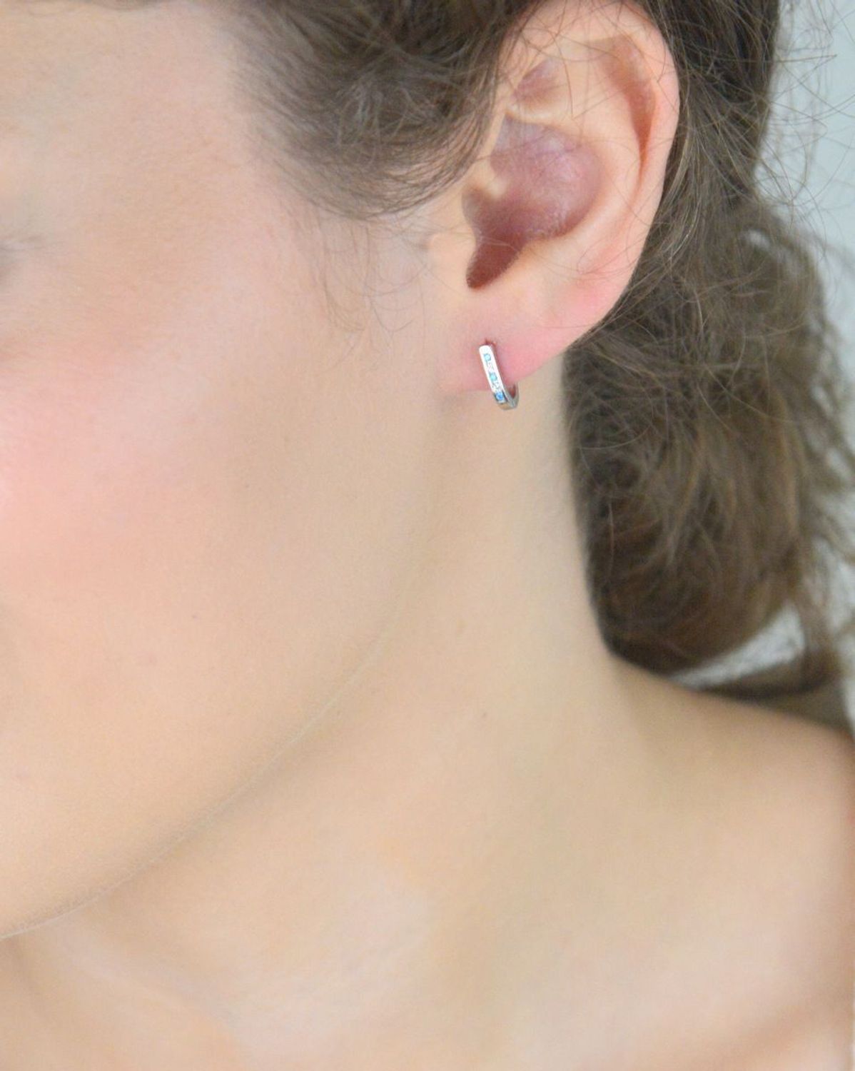 Kolczyki dziecięce srebrne DIA-KLC-13220-925 z białymi i niebieskimi cyrkoniami. Długość 1,0 cm, szerokość 2 mm, waga 1,20 g. Próba 925, zapięcie bigiel angielski. Delikatna i bezpieczna biżut.jpg