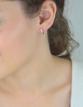 Kolczyki dziecięce srebrne DIA-KLC-13220-925 z białymi i niebieskimi cyrkoniami. Długość 1,0 cm, szerokość 2 mm, waga 1,20 g. Próba 925, zapięcie bigiel angielski. Delikatna i bezpieczna biżuteria dla dzieci (1).JPG