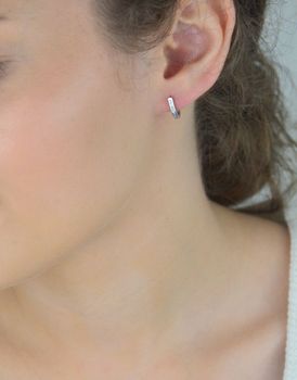 Kolczyki dziecięce srebrne DIA-KLC-13220-925 z białymi i niebieskimi cyrkoniami. Długość 1,0 cm, szerokość 2 mm, waga 1,20 g. Próba 925, zapięcie bigiel angielski. Delikatna i bezpieczna biżuteria dla dzieci (3).JPG