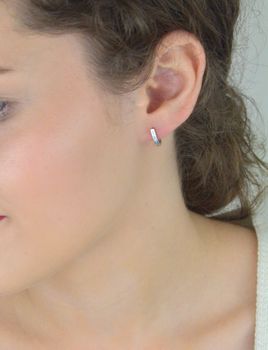 Kolczyki dziecięce srebrne DIA-KLC-13220-925 z białymi i niebieskimi cyrkoniami. Długość 1,0 cm, szerokość 2 mm, waga 1,20 g. Próba 925, zapięcie bigiel angielski. Delikatna i bezpieczna biżuteria dla dzieci (4).JPG