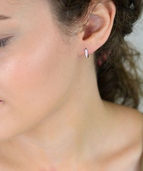 Delikatne kolczyki dziecięce ze srebra próby 925 zdobione różową cyrkonią. Długość 1,0 cm, szerokość 2 mm, waga 1,20 g, zapięcie angielskie. Model DIA-KLC-13221-925 (2).JPG