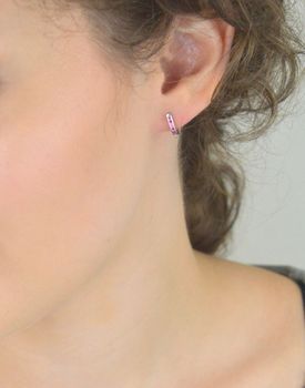 Srebrne kolczyki rodowane 925 z różowymi cyrkoniami. Eleganckie, lekkie (1,0 g), zapięcie angielskie. Długość 11 mm. Idealne na co dzień i na prezent (1).JPG