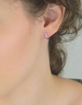 Srebrne kolczyki rodowane 925 z różowymi cyrkoniami. Eleganckie, lekkie (1,0 g), zapięcie angielskie. Długość 11 mm. Idealne na co dzień i na prezent (3).JPG