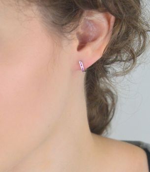 Srebrne kolczyki rodowane 925 z różowymi cyrkoniami. Eleganckie, lekkie (1,0 g), zapięcie angielskie. Długość 11 mm. Idealne na co dzień i na prezent (5).JPG