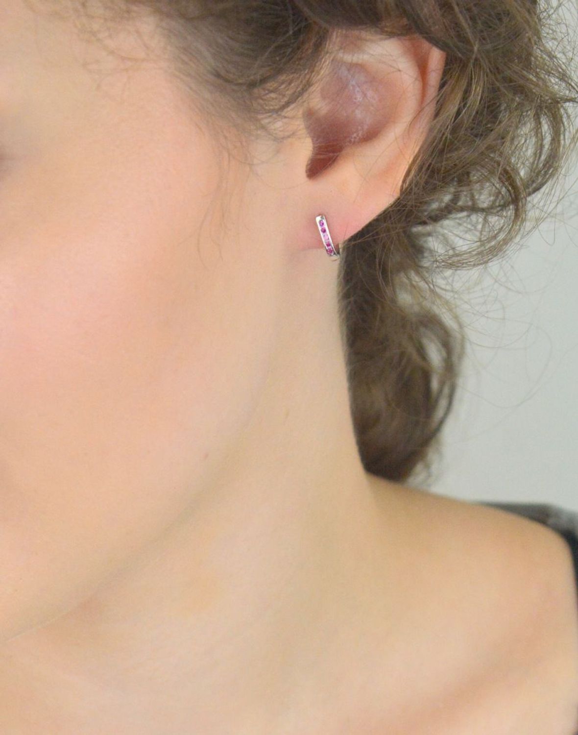 Srebrne kolczyki rodowane 925 z różowymi cyrkoniami. Eleganckie, lekkie (1,0 g), zapięcie angielskie. Długość 11 mm. Idealne na co dzień i na prezent.1.jpg