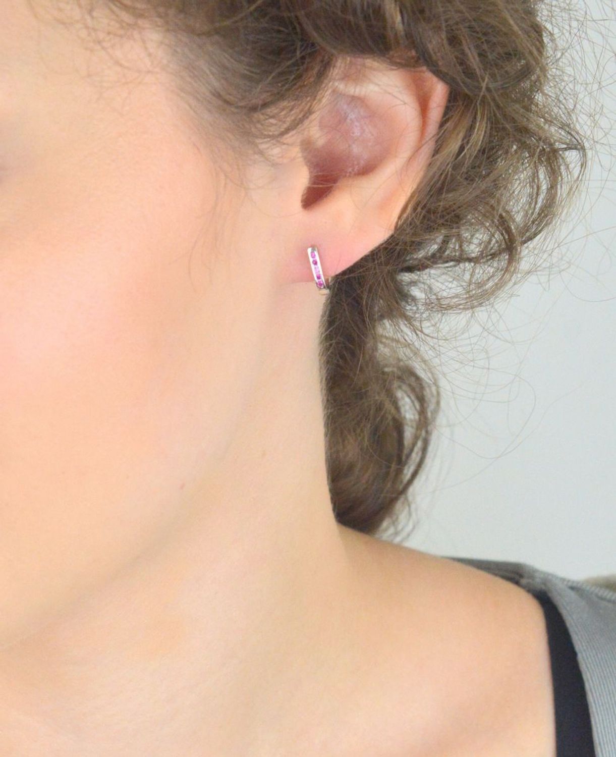 Srebrne kolczyki rodowane 925 z różowymi cyrkoniami. Eleganckie, lekkie (1,0 g), zapięcie angielskie. Długość 11 mm. Idealne na co dzień i na prezent.1.jpg