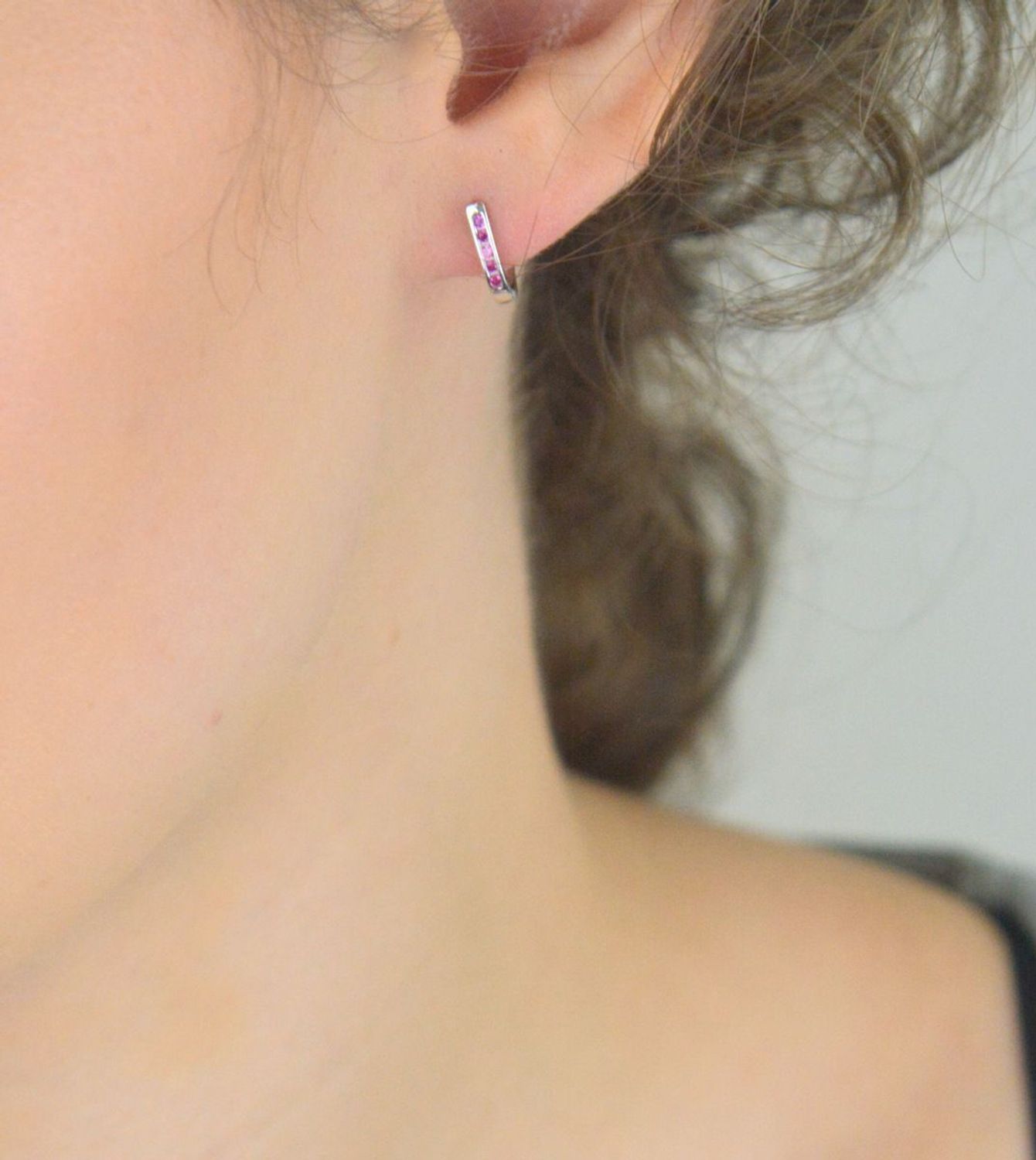 Srebrne kolczyki rodowane 925 z różowymi cyrkoniami. Eleganckie, lekkie (1,0 g), zapięcie angielskie. Długość 11 mm. Idealne na co dzień i na prezent.1.jpg