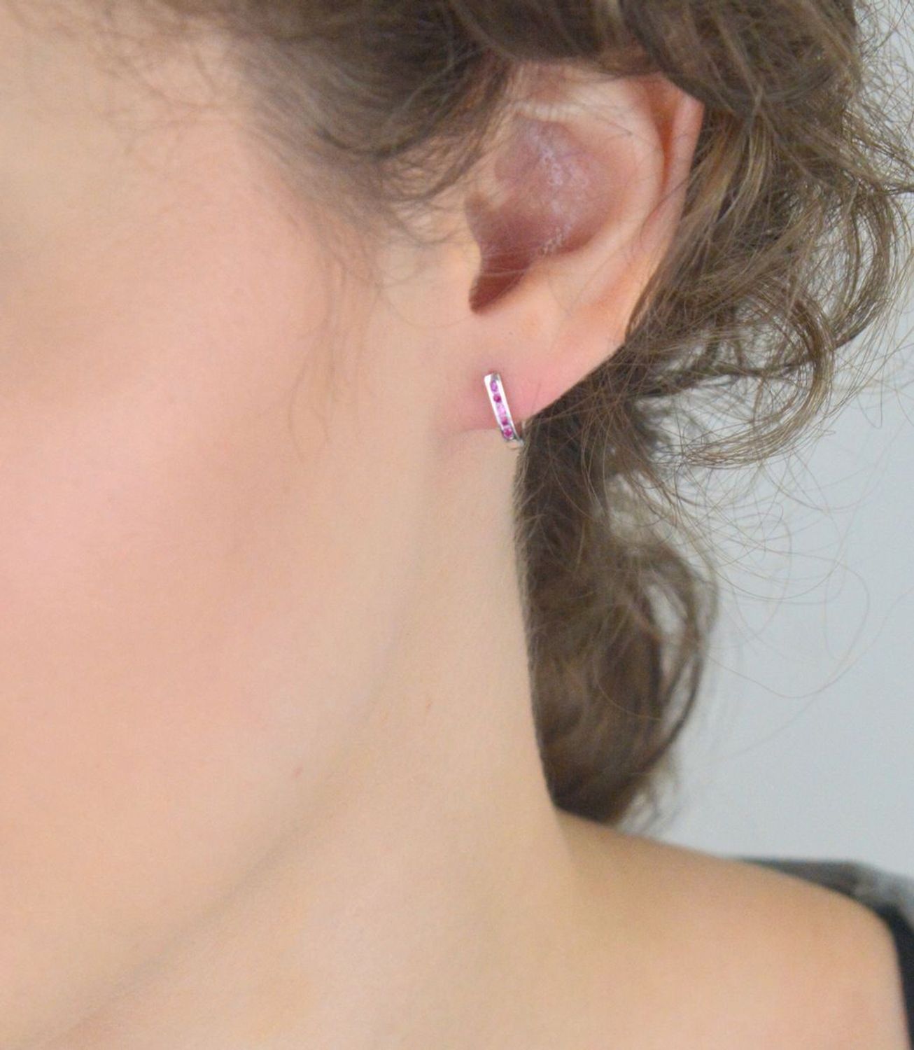 Srebrne kolczyki rodowane 925 z różowymi cyrkoniami. Eleganckie, lekkie (1,0 g), zapięcie angielskie. Długość 11 mm. Idealne na co dzień i na prezent.1.jpg