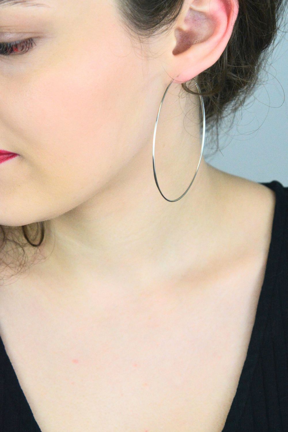 Efektowne srebrne kolczyki koła o obwodzie 20 cm. Próba 925, zapięcie szarnir, lekka i stylowa biżuteria idealna na każdą okazję.1.jpg