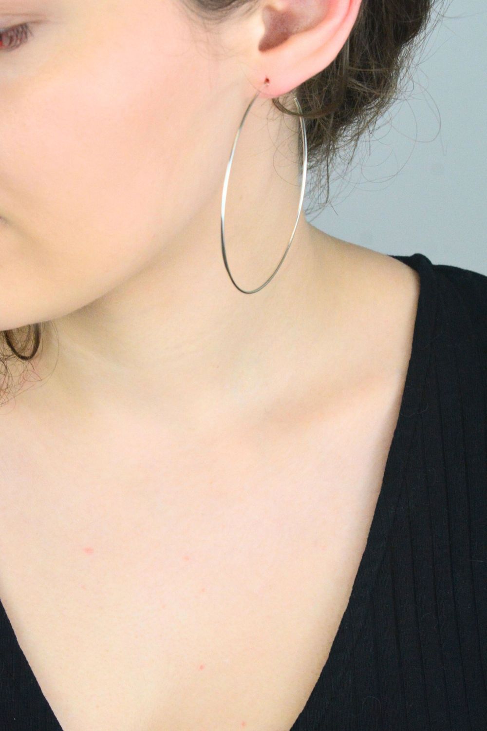 Efektowne srebrne kolczyki koła o obwodzie 20 cm. Próba 925, zapięcie szarnir, lekka i stylowa biżuteria idealna na każdą okazję.1.jpg