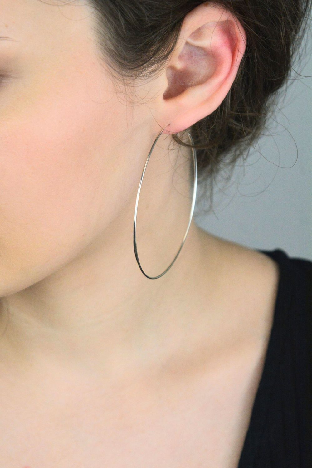 Efektowne srebrne kolczyki koła o obwodzie 20 cm. Próba 925, zapięcie szarnir, lekka i stylowa biżuteria idealna na każdą okazję.1.jpg