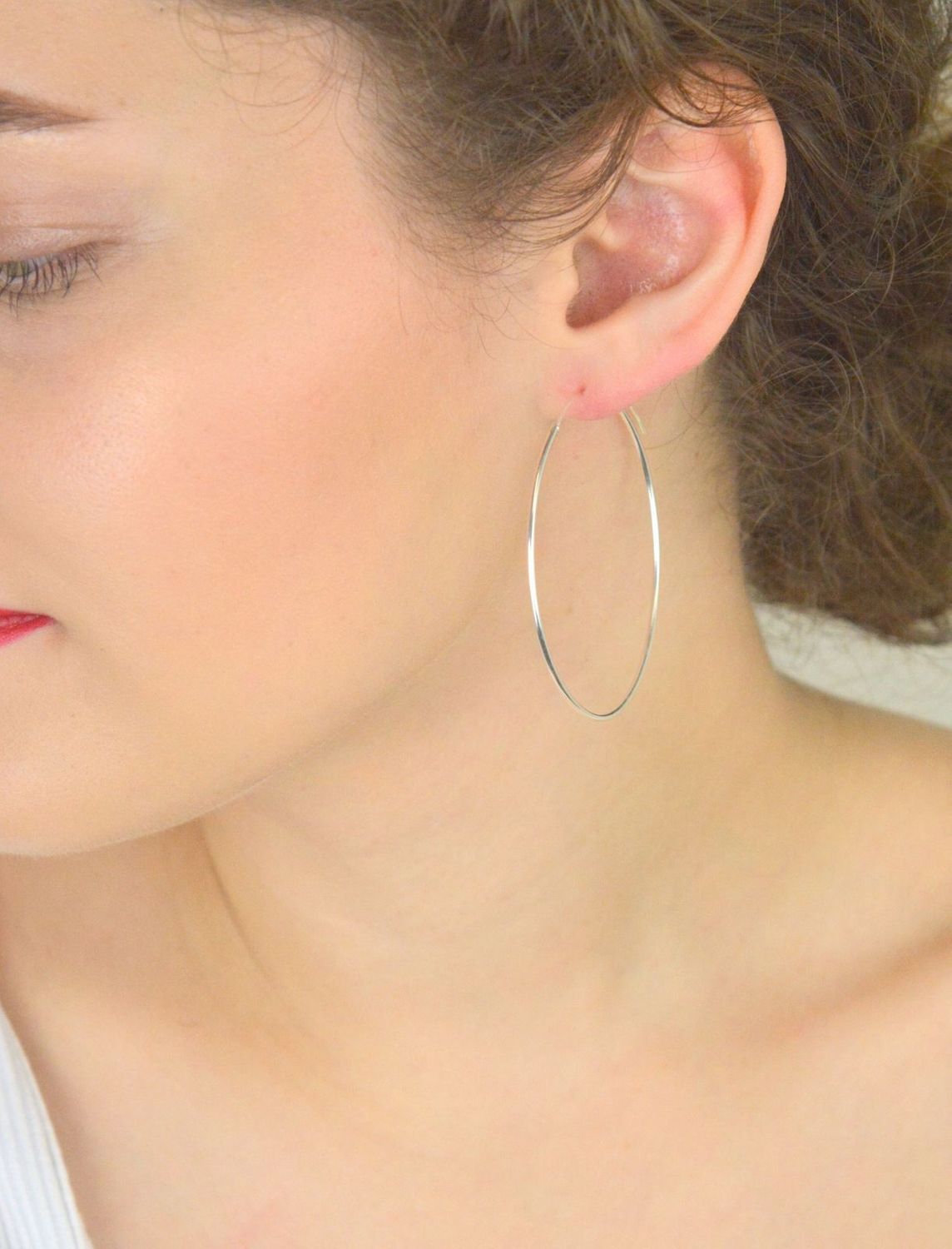 Kolczyki srebrne 925 w formie klasycznych kół, obwód 15 cm, szerokość 1 mm. Model DIA-KLC-13224-925 z wygodnym zapięciem typu szarnir. Stylowa klasyka.1.jpg