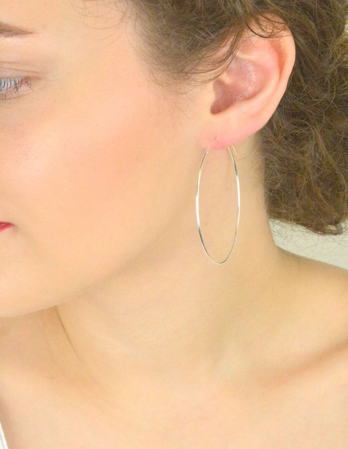 Kolczyki srebrne 925 w formie klasycznych kół, obwód 15 cm, szerokość 1 mm. Model DIA-KLC-13224-925 z wygodnym zapięciem typu szarnir. Stylowa klasyka.1.jpg