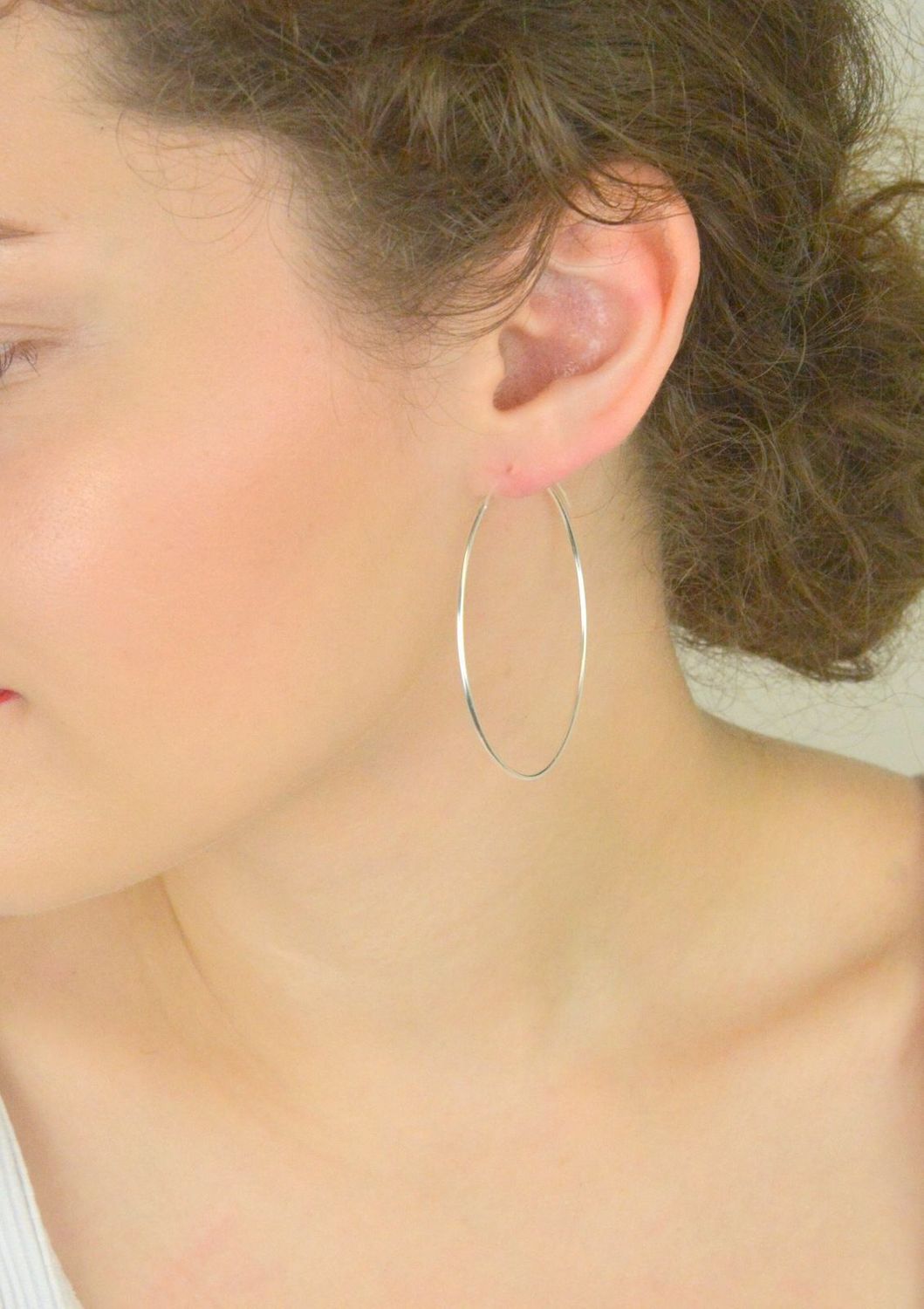 Kolczyki srebrne 925 w formie klasycznych kół, obwód 15 cm, szerokość 1 mm. Model DIA-KLC-13224-925 z wygodnym zapięciem typu szarnir. Stylowa klasyka.1.jpg