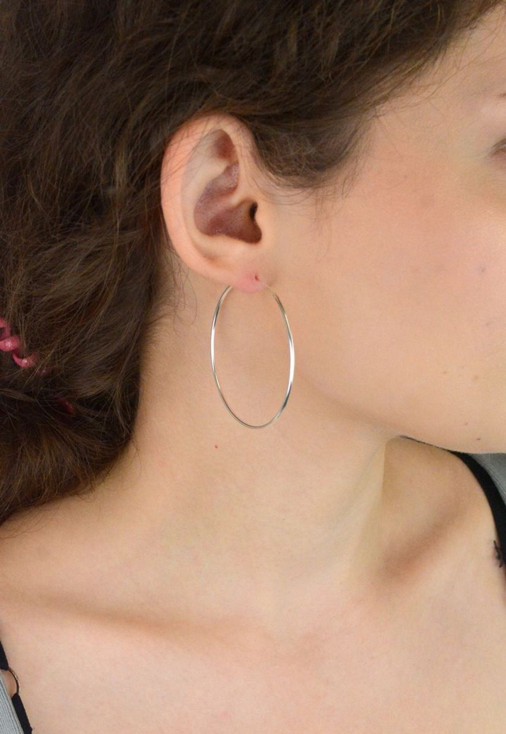 Klasyczne srebrne kolczyki 925 – gładkie koła z zapięciem szarnir. Długość 5 cm, waga 2,00 g. Minimalistyczna elegancja na co dzień i na wieczór.1.jpg
