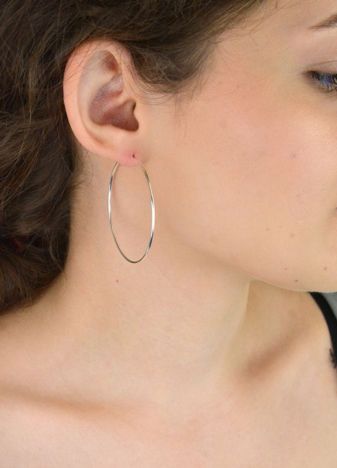 Klasyczne srebrne kolczyki 925 – gładkie koła z zapięciem szarnir. Długość 5 cm, waga 2,00 g. Minimalistyczna elegancja na co dzień i na wieczór.1.jpg