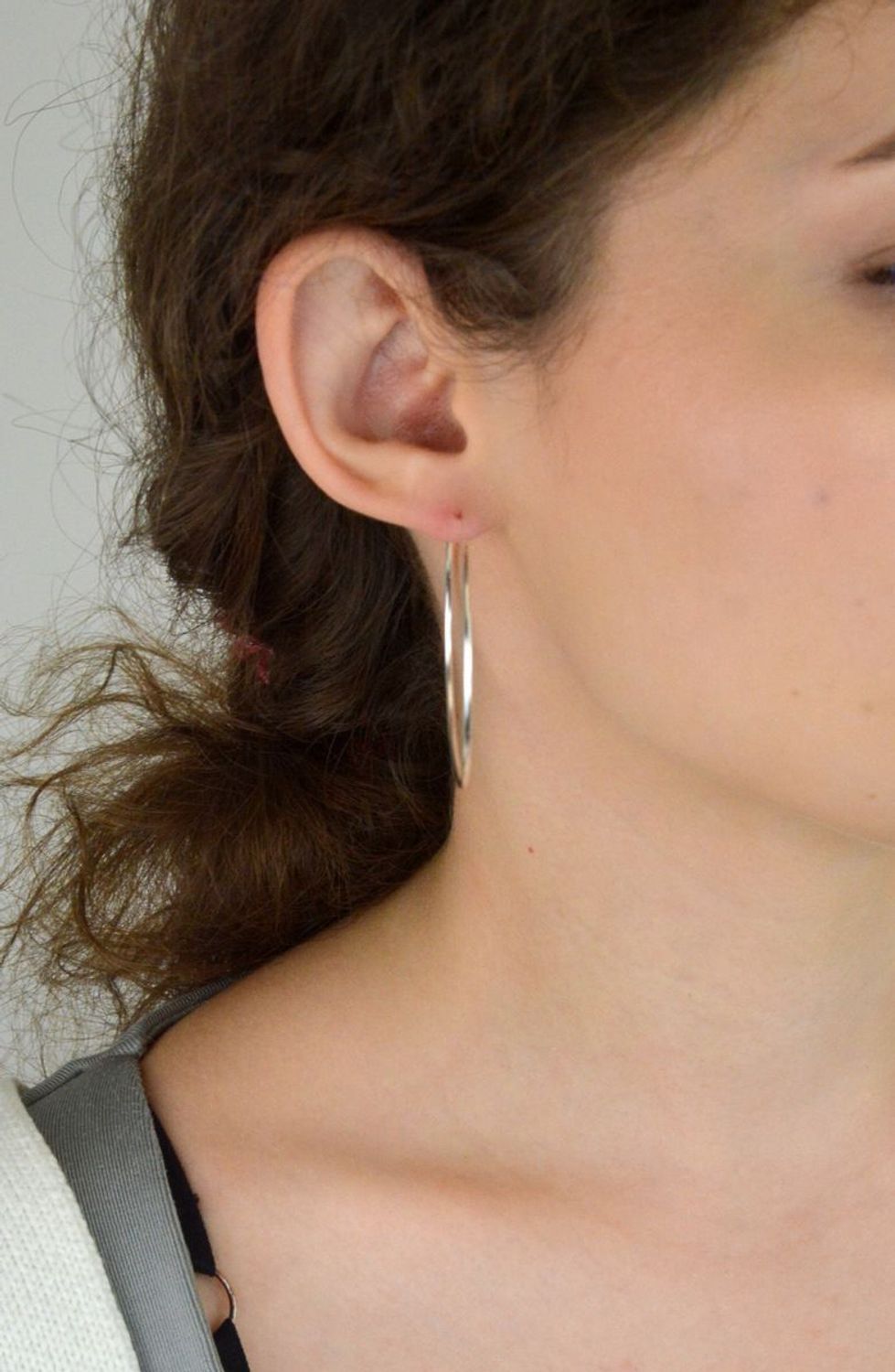 Klasyczne srebrne kolczyki 925 – gładkie koła z zapięciem szarnir. Długość 5 cm, waga 2,00 g. Minimalistyczna elegancja na co dzień i na wieczór.1.jpg