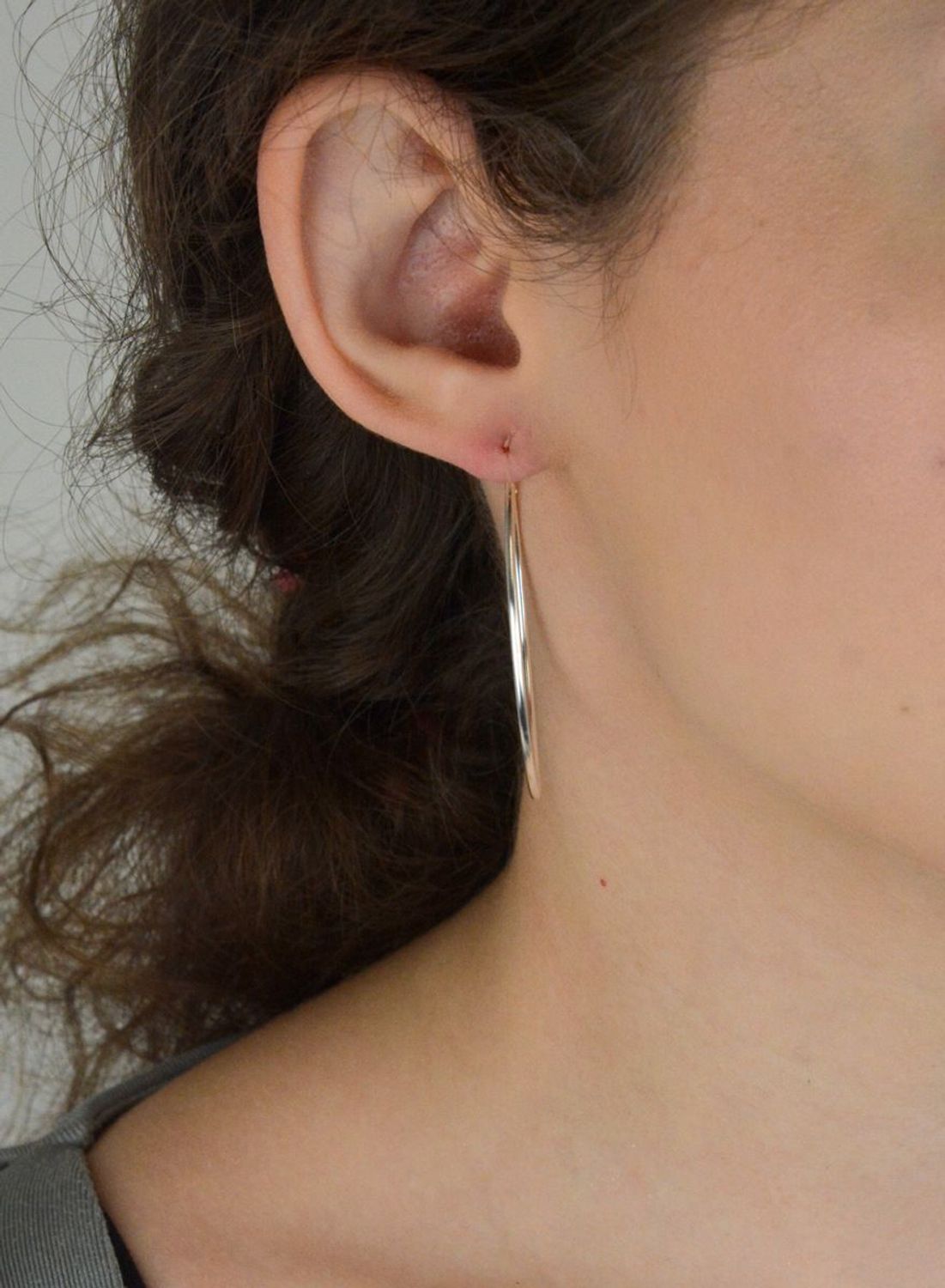 Klasyczne srebrne kolczyki 925 – gładkie koła z zapięciem szarnir. Długość 5 cm, waga 2,00 g. Minimalistyczna elegancja na co dzień i na wieczór.1.jpg