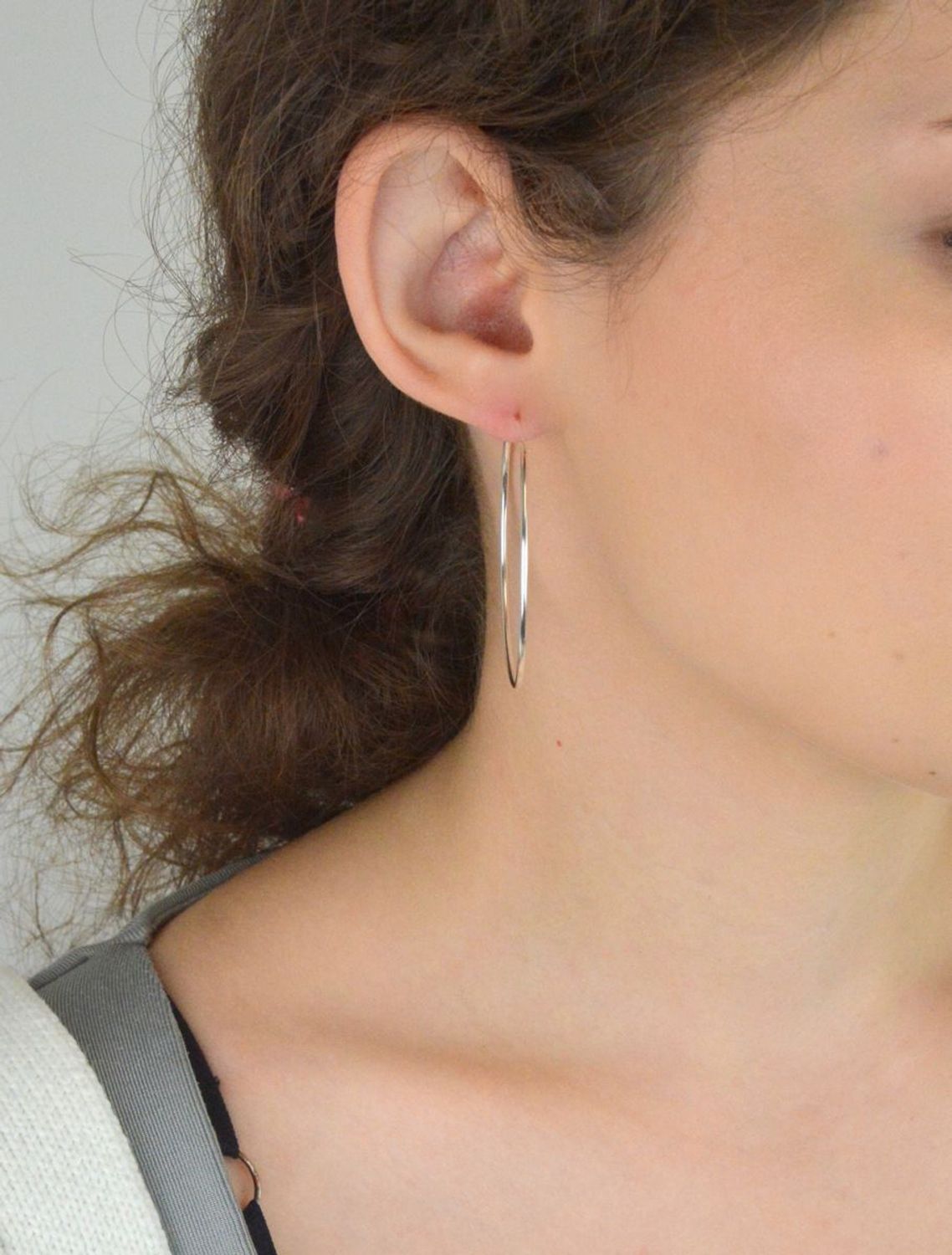 Klasyczne srebrne kolczyki 925 – gładkie koła z zapięciem szarnir. Długość 5 cm, waga 2,00 g. Minimalistyczna elegancja na co dzień i na wieczór.1.jpg